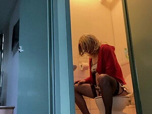 A dull moment...: having to pee...